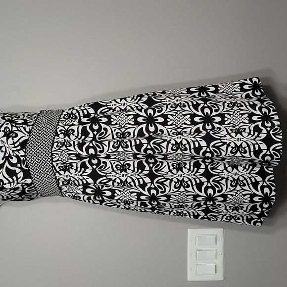 B&W Print Halter Dress V-Neckline - Picture 3 of 14